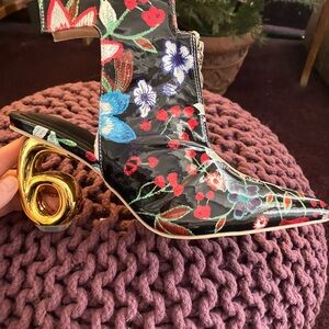 Floral Embroidered look Women's Boots with Gold Heel size 9
